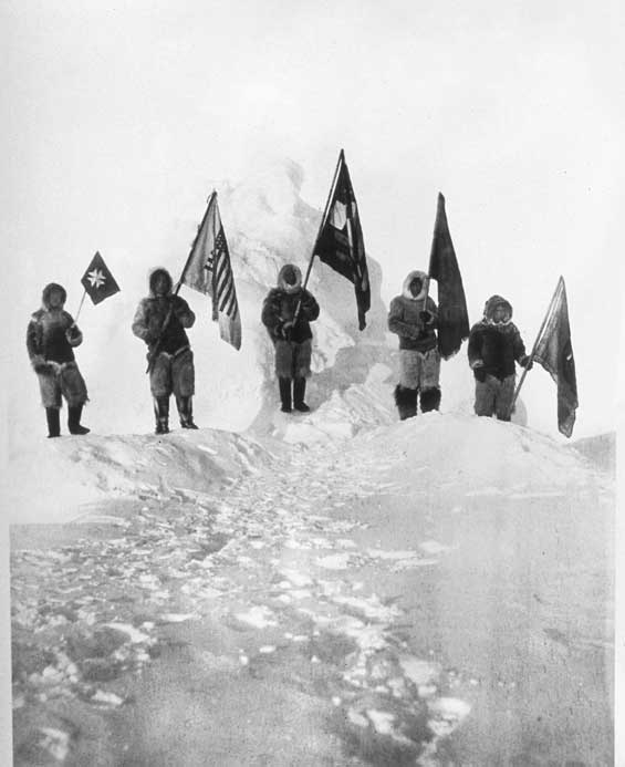 Robert Edwin Peary al Polo Nord, 6 aprile 1909 Storia delle esplorazioni XX secolo. Terre polari, Artide. Robert Edwin Peary e le cinque bandiere al centro del Polo Nord, 6 aprile 1909. Foto d'epoca.
© De Agostini Picture Library
