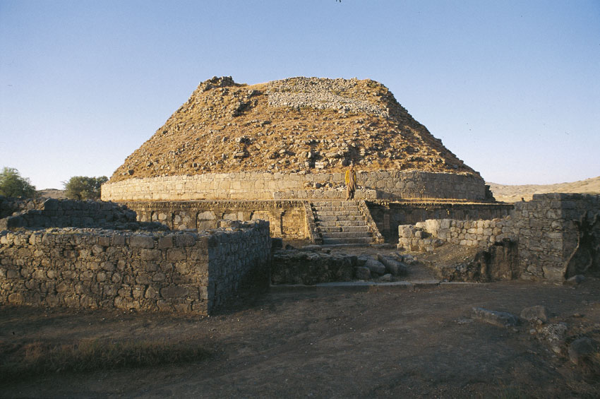 Taxila, sito archeologico dichiarato patrimonio dell'umanità dall'UNESCO nel 1980 Taxila è una stazione archeologica del Pakistan nella cui area si succedettero, dal sec. V a.C. al V d.C., quattro città, di cui la più antica fu Bhir Mound. Questo territorio è stato duramente colpito dalla grave ondata di maltempo che ha afflitto il Paese. Le piogge torrenziali hanno trasformato i pendii di roccia e terra che si innalzano lungo le valli, in vere e proprie valanghe di fango, devastando interi villaggi.
