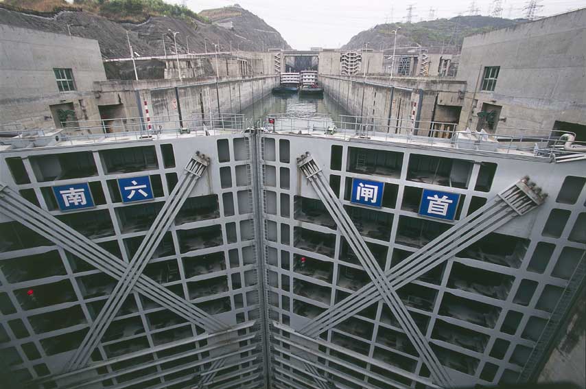 diga delle Tre Gole Una delle chiuse della diga delle Tre Gole (San Xia), costruita nella provincia di Hubei in Cina.
© De Agostini Picture Library.