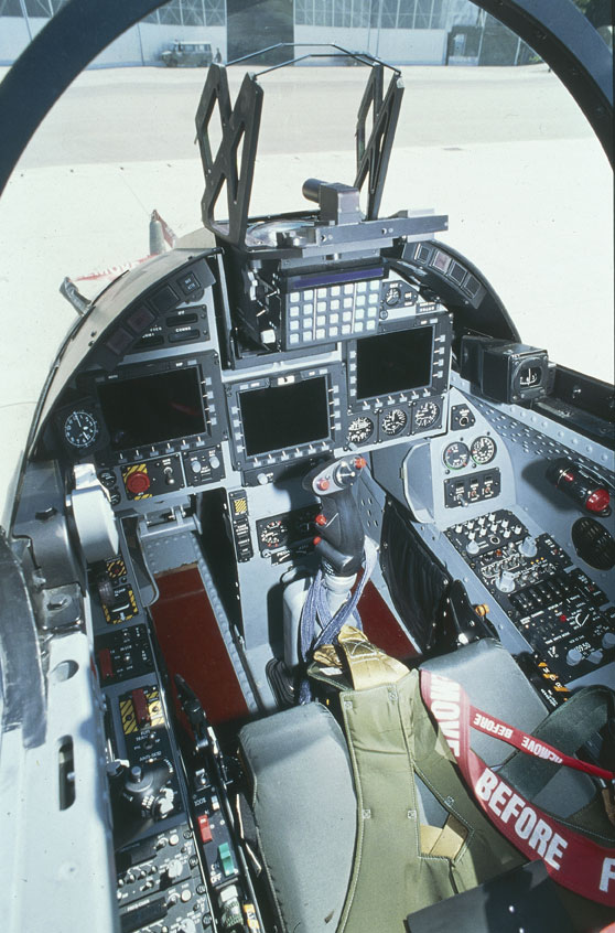 La cabina di pilotaggio dell'Aermacchi MB 339CD Attualmente la pattuglia acrobatica nazionale Frecce Tricolori utilizza l'Aermacchi MB-339PAN la cui ultima versione è lo MB-339CD, progettato per permettere ai piloti in addestramento di abituarsi subito al tipo di strumentazione che troveranno sui caccia di ultima generazione.