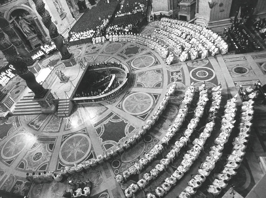 Cerimonia di apertura del Sesto Sinodo Mondiale dei Vescovi nella Basilica di San Pietro alla presenza di Papa Giovanni Paolo II nel 1983 Wojtyla ha sostenuto un'efficace miscela di apertura sociale e conservatorismo teologico, documentata dalle numerose encicliche degli anni Ottanta. Nel 1983 ha indetto il Giubileo e ha promulgato il nuovo Codice di diritto canonico. 