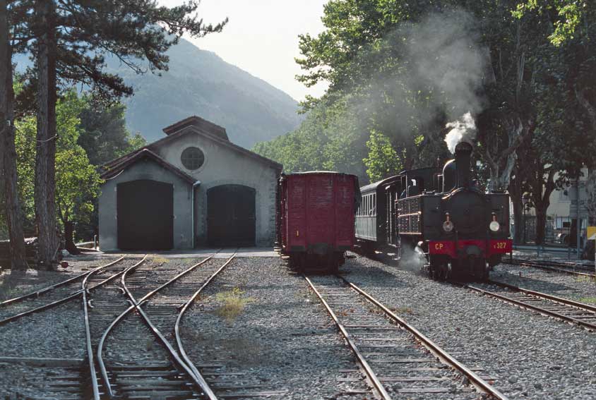 Treno delle Pigne Treno delle Pigne, con locomotore a vapore. Circola nei mesi estivi, tra Puget Théniers-Annot - Arrivo del convoglio alla stazione di Puget Théniers. A sinistra il deposito dove verrà ricoverata la locomotiva Bretonne CP E327, costruita nel 1909.
De Agostini Picture Library