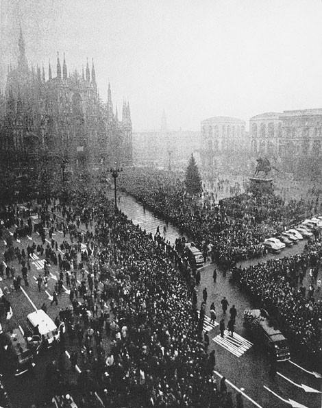 I funerali delle vittime della strage di Piazza Fontana a Milano Come era già avvenuto per la Strage alla banca dell'Agricoltura di piazza Fontana nel 1969, anche per il drammatico episodio di Bologna ci fu molta confusione nelle indagini e vennero seguite varie piste. Non si arrivò mai a una soluzione definitiva del caso, restando in una situazione di incertezza tipica di altri tragici avvenimenti della strategia della tensione.