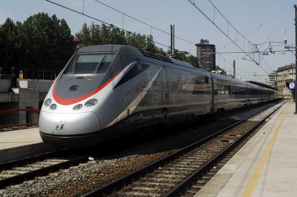 Vecchia stazione Torino Porta Susa Linea ferroviaria Torino-Milano, stazione di Torino Porta Susa. Un Treno ad Alta Velocità (TAV).
De Agostini Picture Library